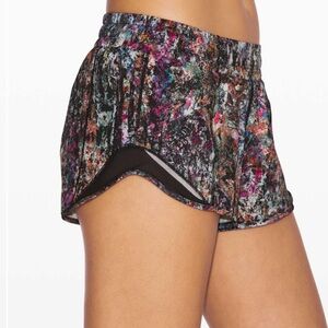 Lululemon sz 8 Hotty Hot Short II *2.5" Vitalize Multi / Black great condition